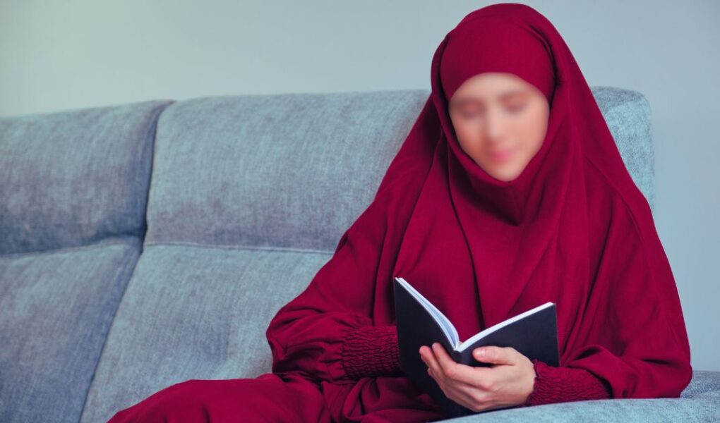 femme qui porte un jilbab rouge