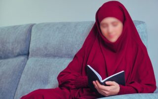 femme qui porte un jilbab rouge