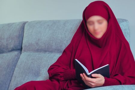 femme qui porte un jilbab rouge