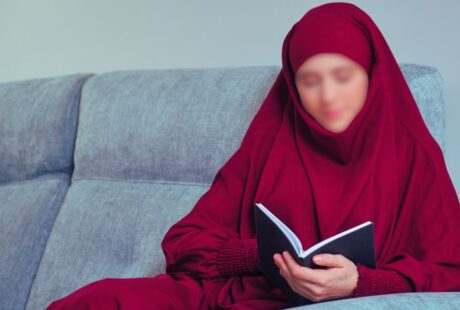 femme qui porte un jilbab rouge