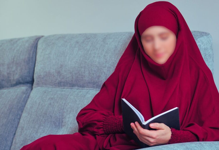 femme qui porte un jilbab rouge